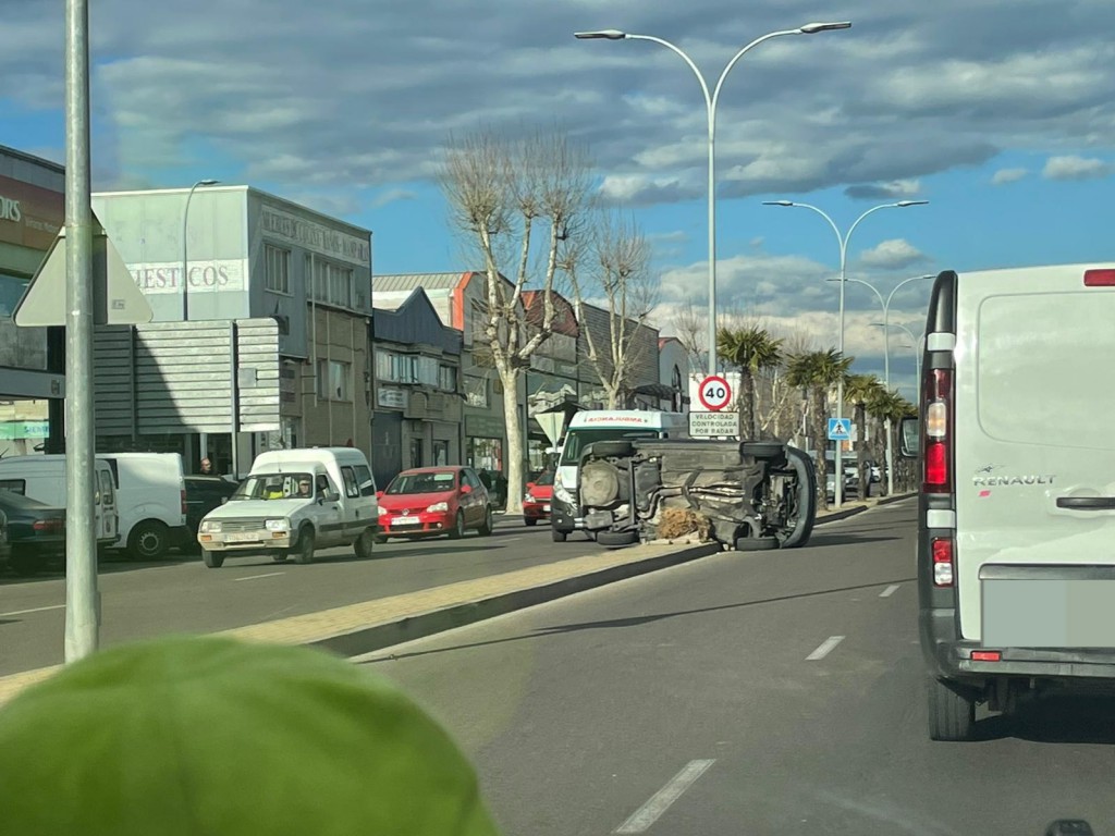 Un turismo vuelca en medio de una concurrida avenida de Talavera