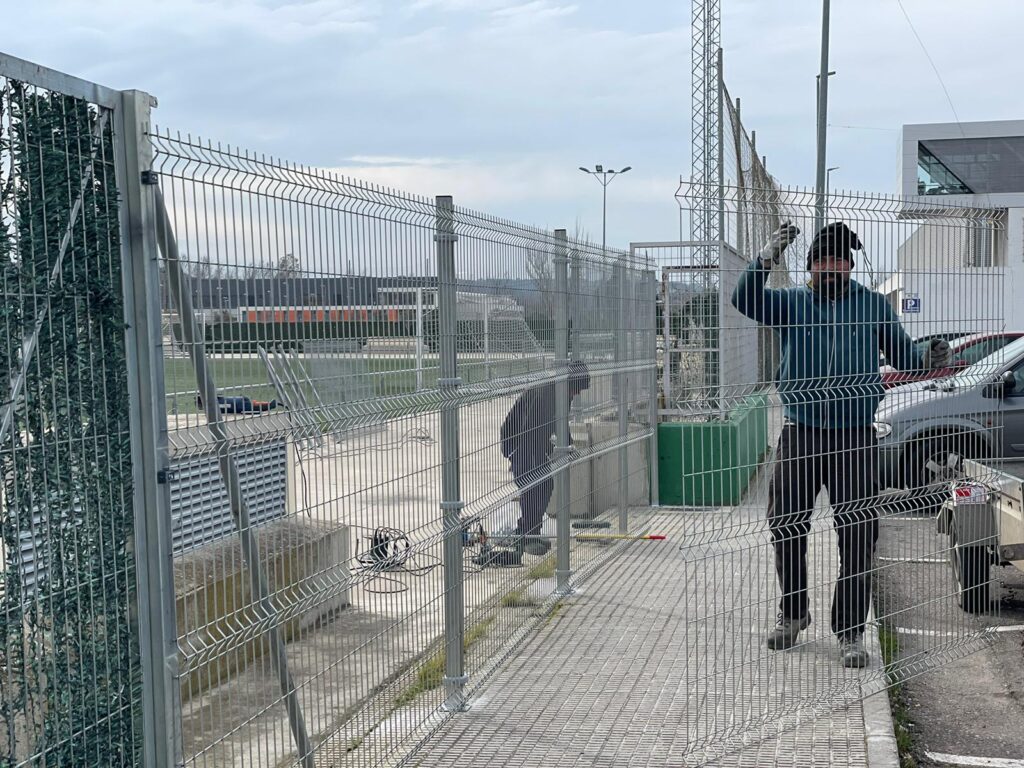 El nuevo vallado del campo de fútbol ‘Pablo Mela’, garantiza la seguridad de usuarios, deportistas y público asistente.