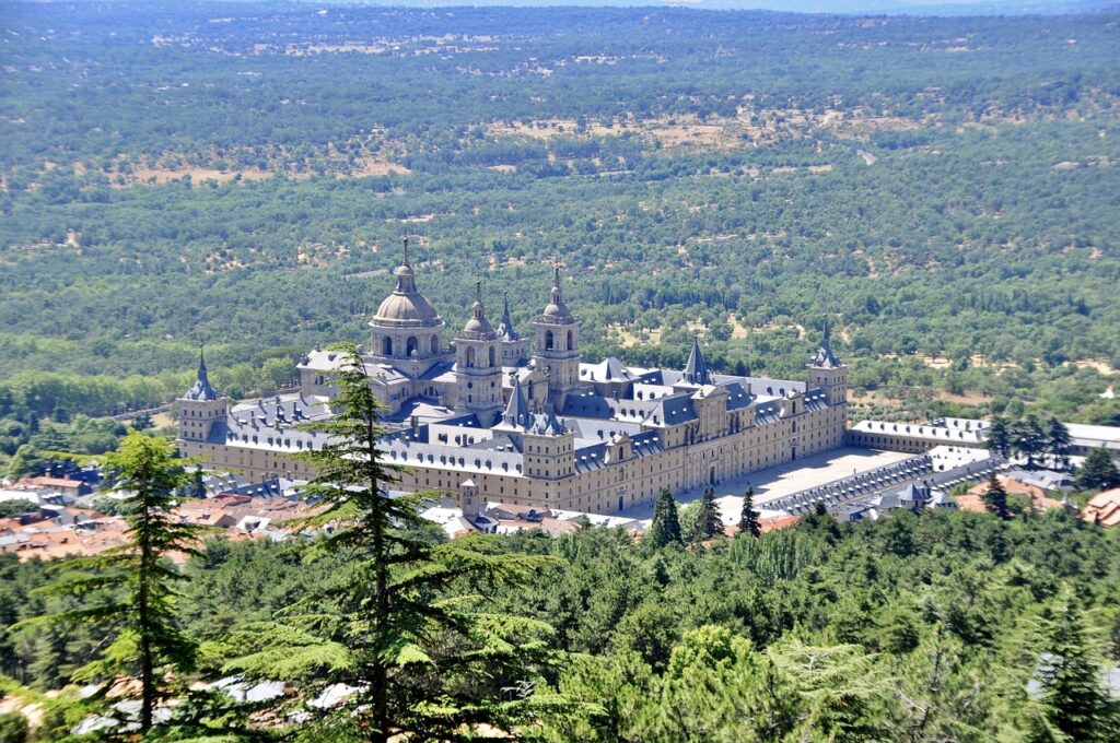 Descubre el Monasterio de San Lorenzo del Escorial, a hora y media de Talavera