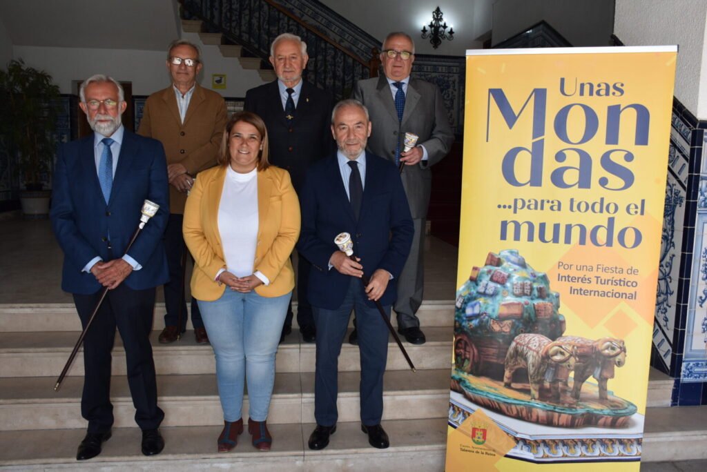 Antiguos alcaldes reciben el bastón de Mondas 2023 por su contribución a esta festividad