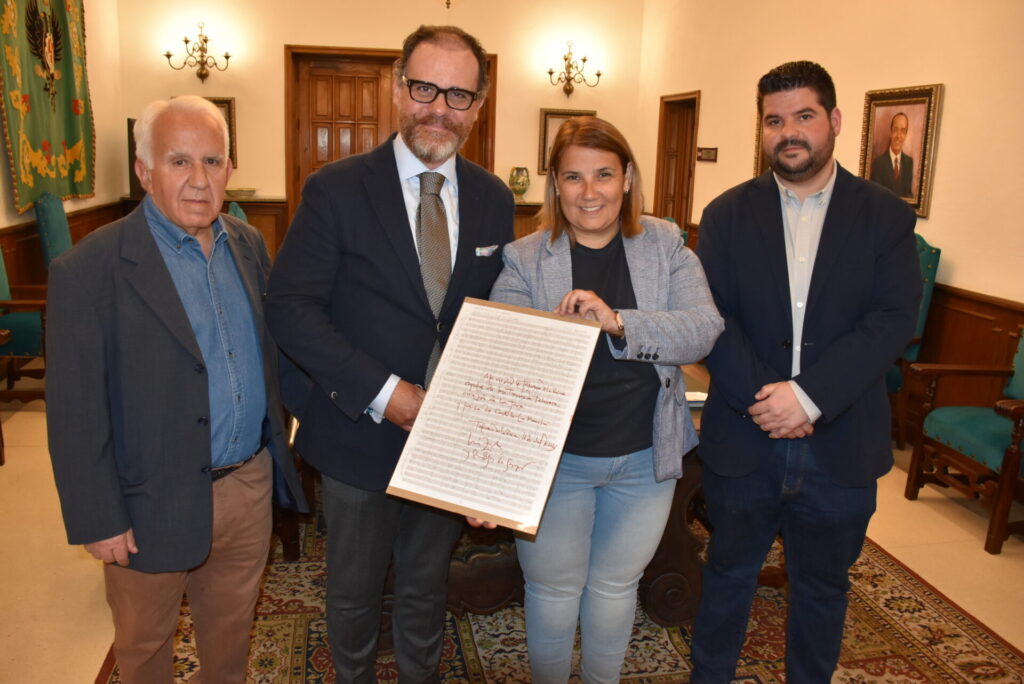 Talavera recibe una hoja del manuscrito original del ‘Canto a Castilla-La Mancha’ de José Zárate