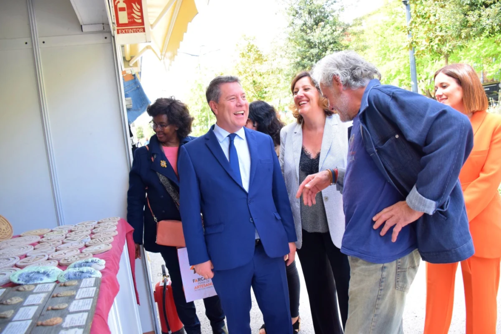 García-Page inaugura Farcama Primavera en Francia, y anuncia que Lisboa la acogerá el año que viene