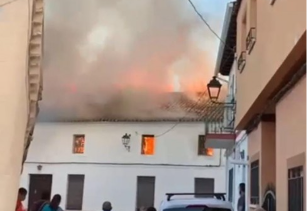 Calcinadas dos casas en un incendio en Alcaudete de la Jara