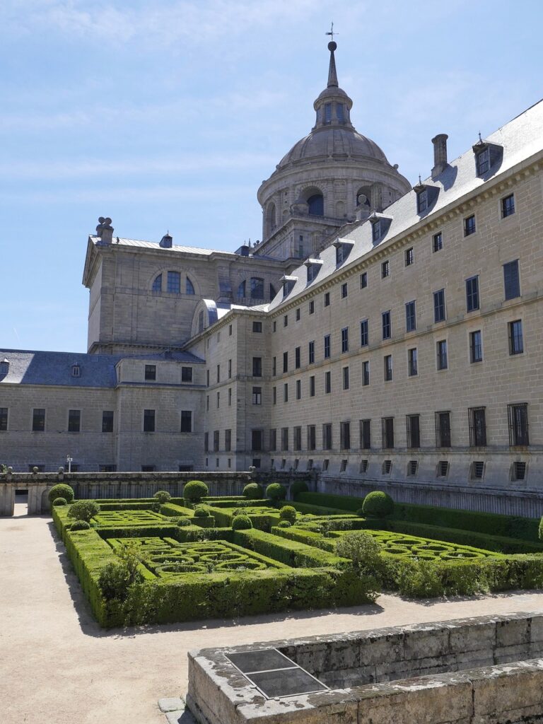 Descubre el Monasterio de San Lorenzo del Escorial, a hora y media de Talavera