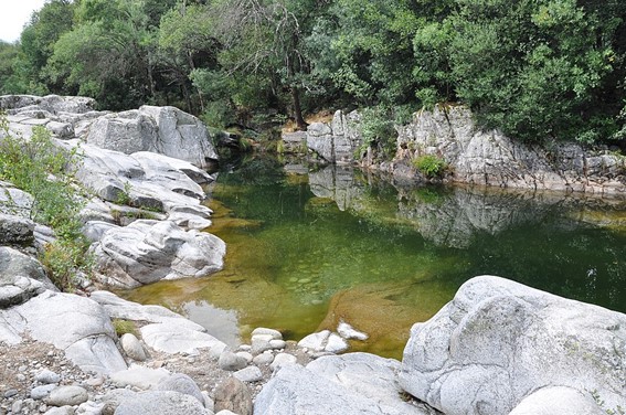 Conoce la Garganta de los Caballeros, y disfruta de una piscina natural idílica