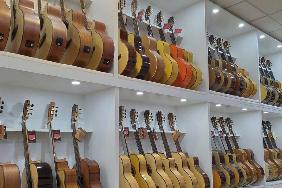 Salón musical, especialistas en guitarras en el barrio La Alameda