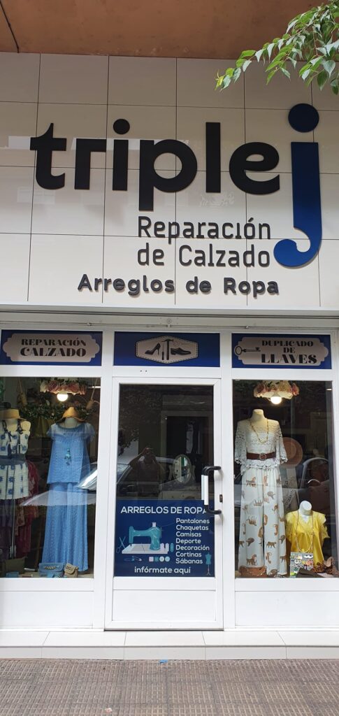 Triple J, arreglo de calzado y ropa en el barrio La Solana