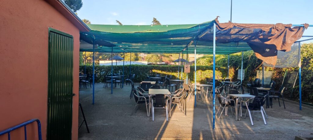 Kiosco – Terraza Alameda en Talavera, ambiente acogedor y comida casera mientras te refrescas en la piscina