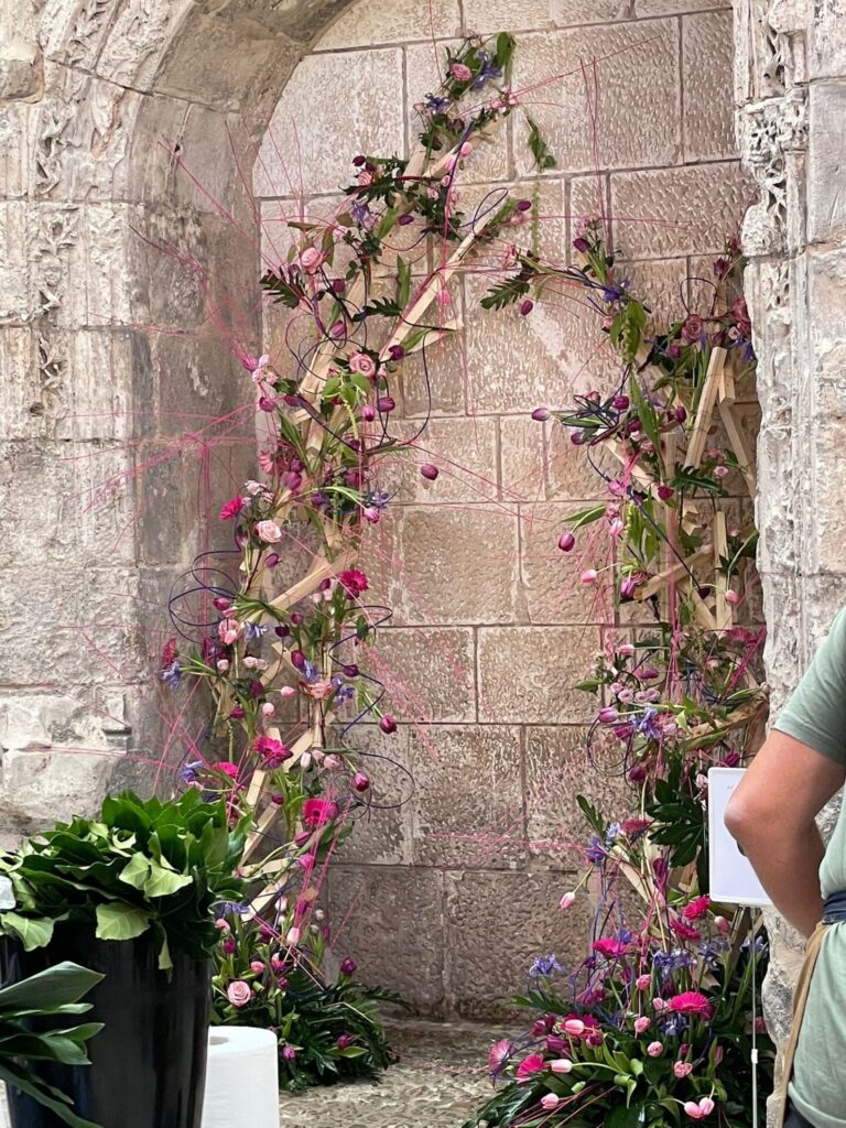 Alejandro, florista talaverano, participa en el concurso "Mejor artesano florista" de Toledo