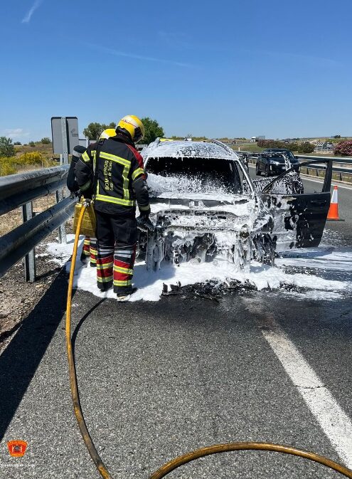 Se calcina un coche tras incendiarse en medio de la autovía A-5