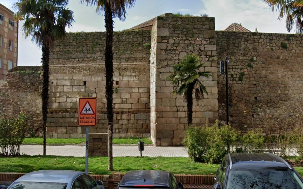 Desprendimiento en la parte de la muralla de la calle Carnicerías. Zona donde se originó el desprendimiento (Google Maps)