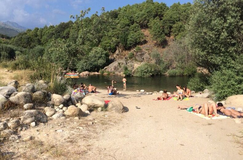 Piscina natural en Las Charcas de Alardos