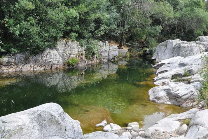 Descubre el encanto de la piscina natural de Guisando (Foto de piscinasnautrales.es)