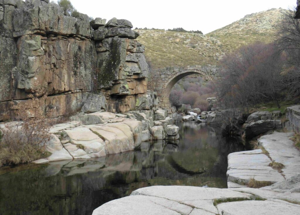 El Pozo de las Paredes: un tesoro natural en la Sierra de Gredos (foto de avilaconniños.com)