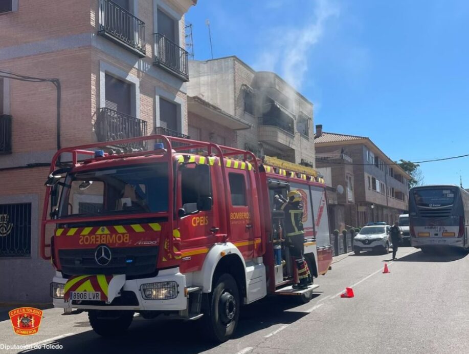 Incendio en Santa Olalla: los bomberos rescatan a una mascota 