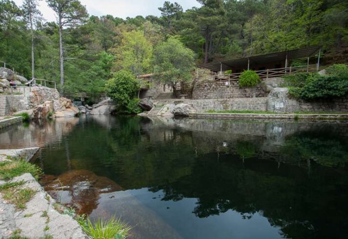 Piscina natural Cuevas del Valle: tesoro natural cerca de Talavera (Foto de https://piscinanatural.es/)