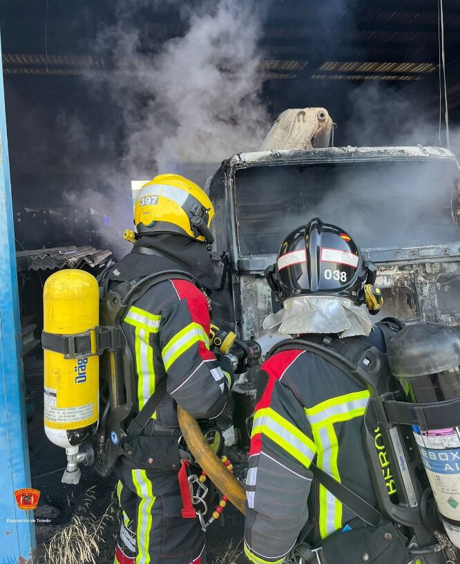 Se incendia un vehículo en una nave industrial de Talavera