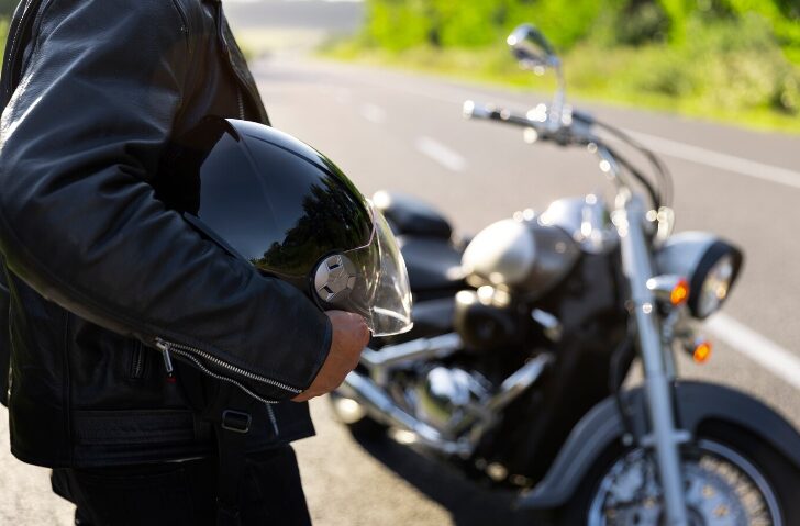 Un motorista natural de Calera fallece en un accidente de moto (Foto de Freepik)