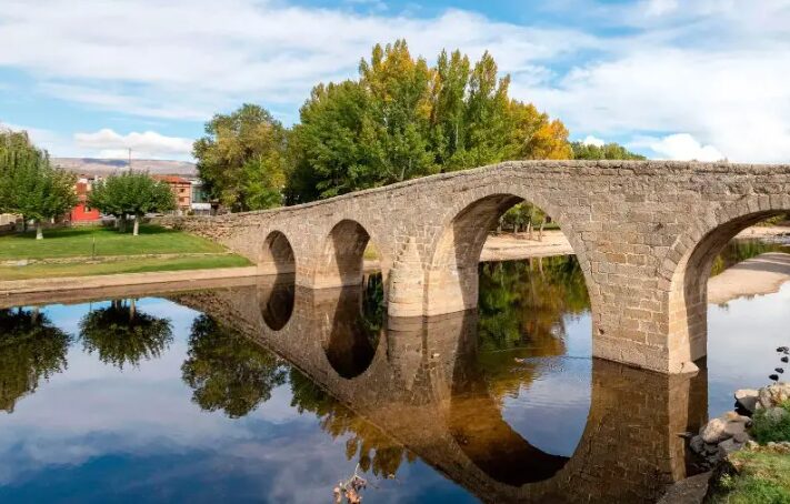 Descubre todo lo que ofrece la Piscina Natural de Navaluenga (Foto de piscinanatural.es)