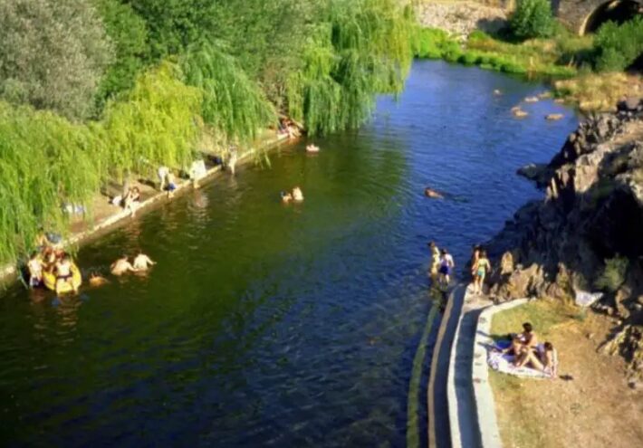 Piscina Natural Abadía: un tesoro en el Valle de Ambroz