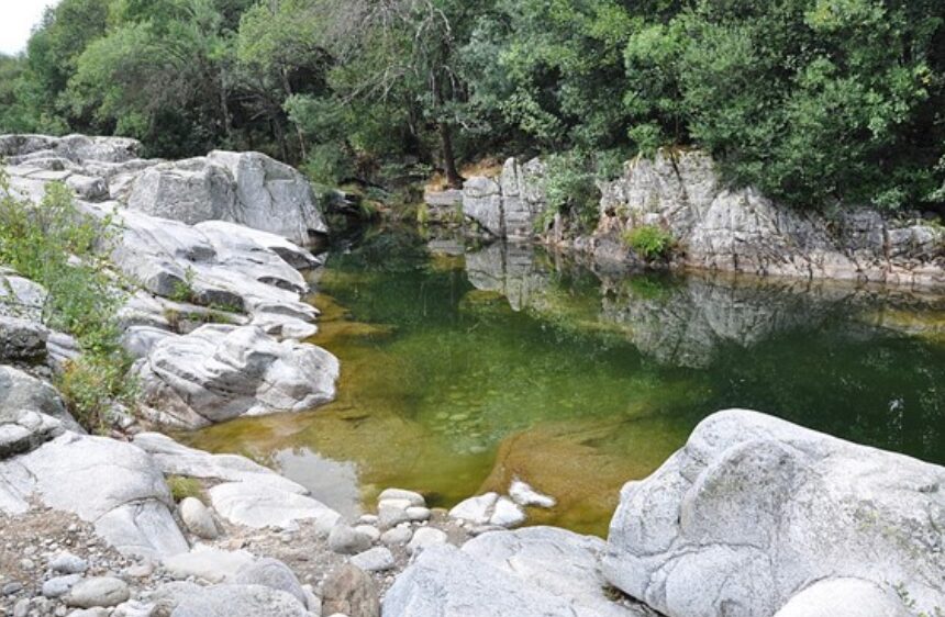 Garganta de los Caballeros: paraíso idílico para huir del calor (Foto de Xemenendura CC-BY-SA-4.0)