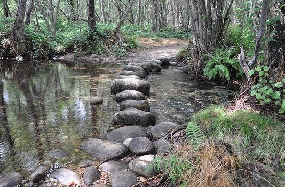 Pasarela de piedras sobre un afluente que riega la Garganta de los Caballeros – Foto de Xemenendura CC-BY-SA-4.0
