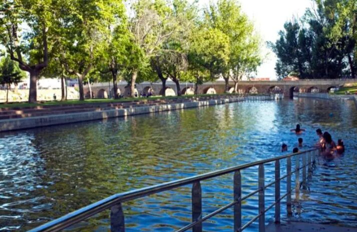 Piscina Natural La Alameda: remanso de paz en el Jerte (Foto piscinanatural.es)