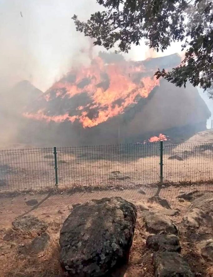 Un incendio en el Raso (Ávila) destruye parte de su patrimonio