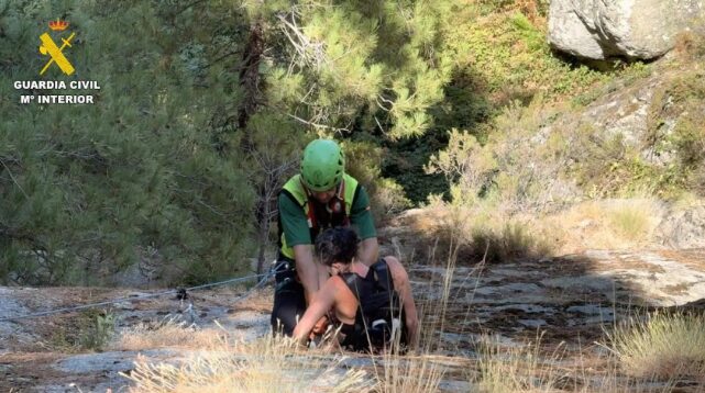 Senderista queda atrapada en una lancha tras caer diez metros (Foto de la Guardia Civil)