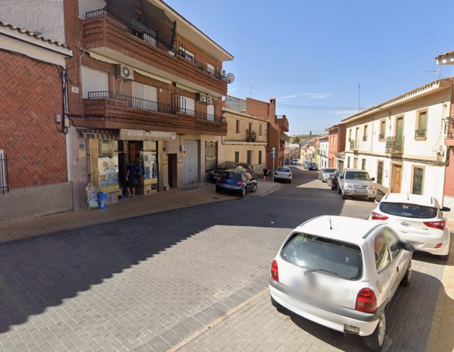 Un atraco con arma blanca en El Carpio de Tajo deja un herido (Foto de Google Maps de la plaza Luis Moreno Nieto)