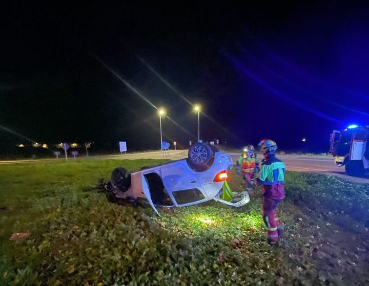 Talavera: Un coche se sale de la vía y vuelca en una rotonda