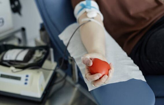 ¡El XIV Maratón de Donación de Sangre termina con 530 donantes! (Foto de una donación de sangre)