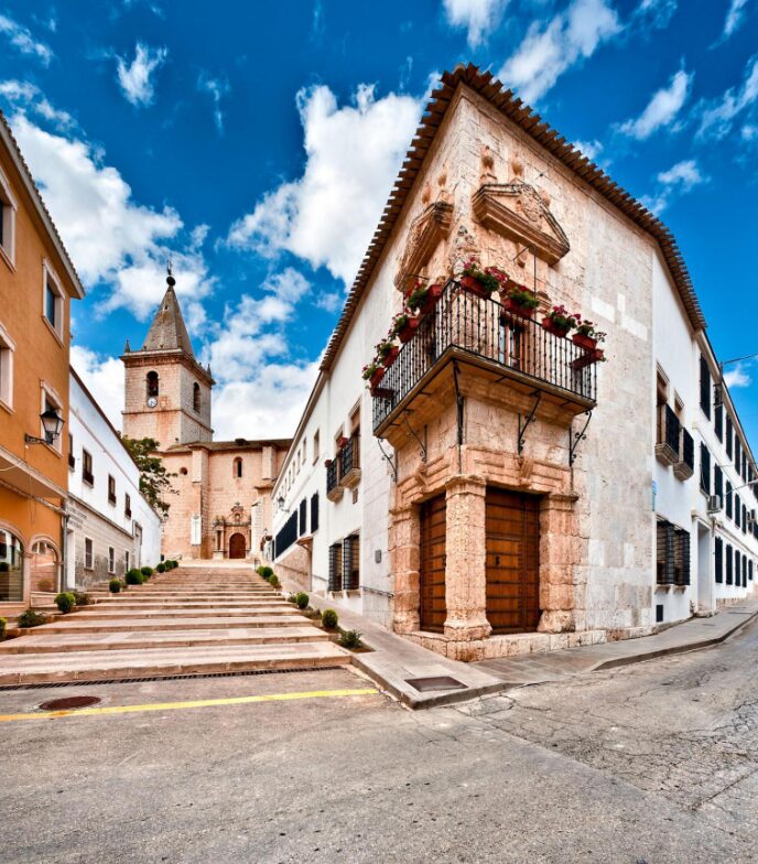 © Turismo de Castilla-La Mancha | David Blázquez (Calle de la localidad de La Roda)