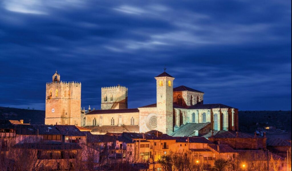 © Turismo de Castilla-La Mancha | David Blázquez (Catedral de Sigüenza de noche)