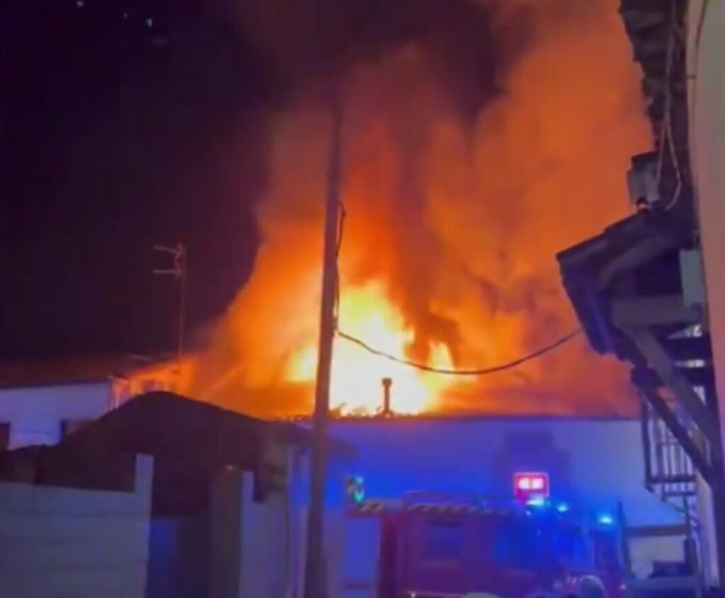 Espectacular incendio en la localidad de la Calzada de Oropesa