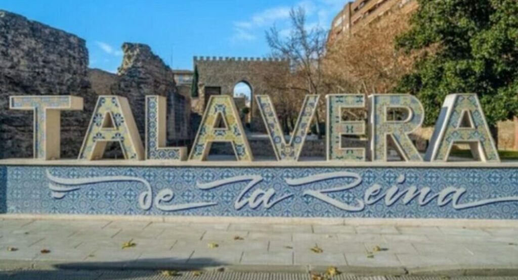 Talavera rinde homenaje a Felipe VI con un mural de cerámica