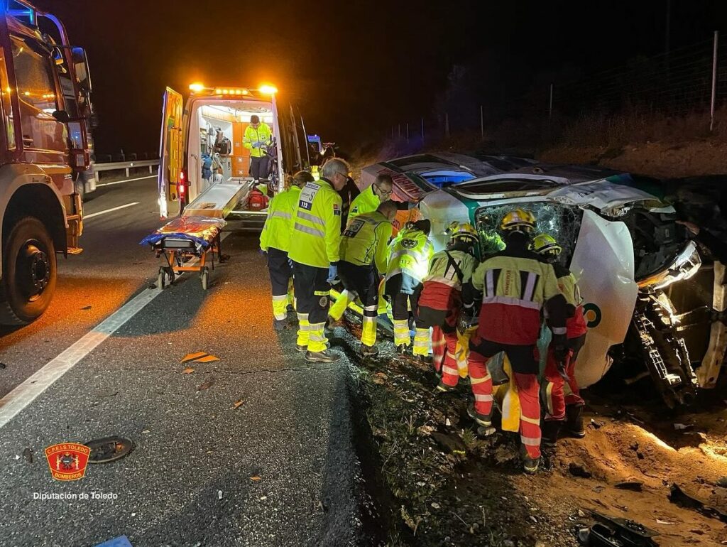 Una ambulancia del SESCAM vuelca en la A-5 cerca de Lucillos