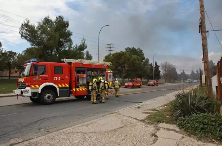 Incendio en una antigua fábrica cárnica: los bomberos trabajan en su extinción