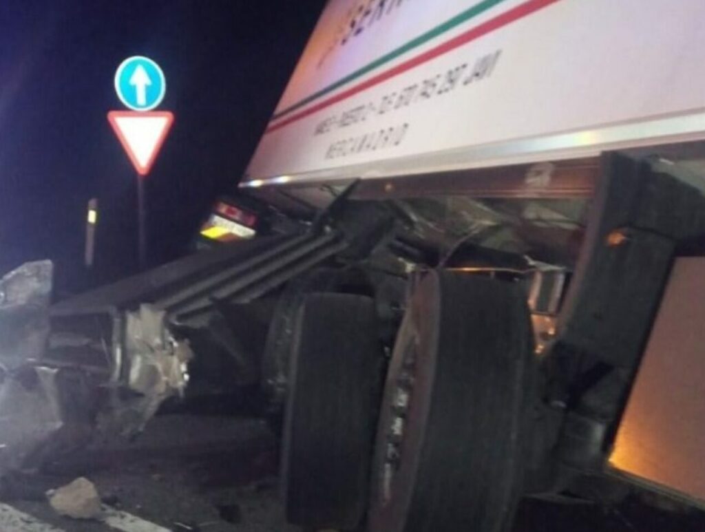 Aparatoso accidente en un pueblo de Toledo: un camión choca contra el guardarraíl